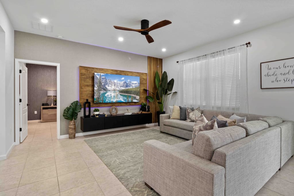 Luxurious New Haven — 6 mi to Disney! — Davenport vacation rental